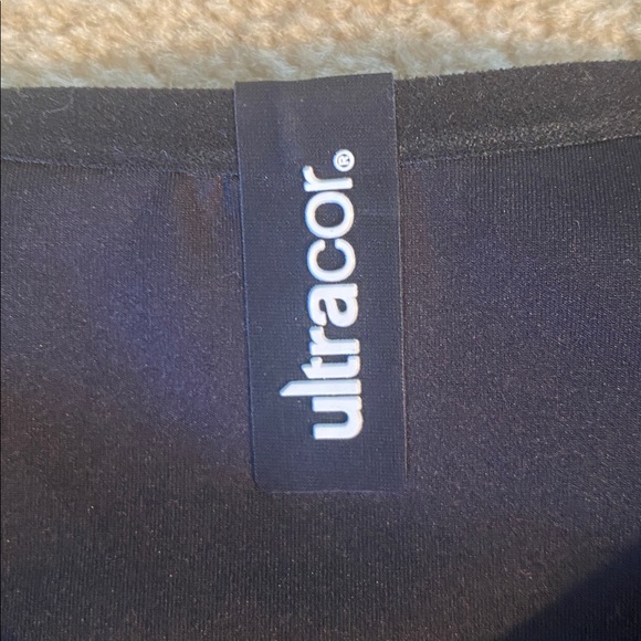 Ultracor workout top size small black with design . Front and back - Picture 2 of 5